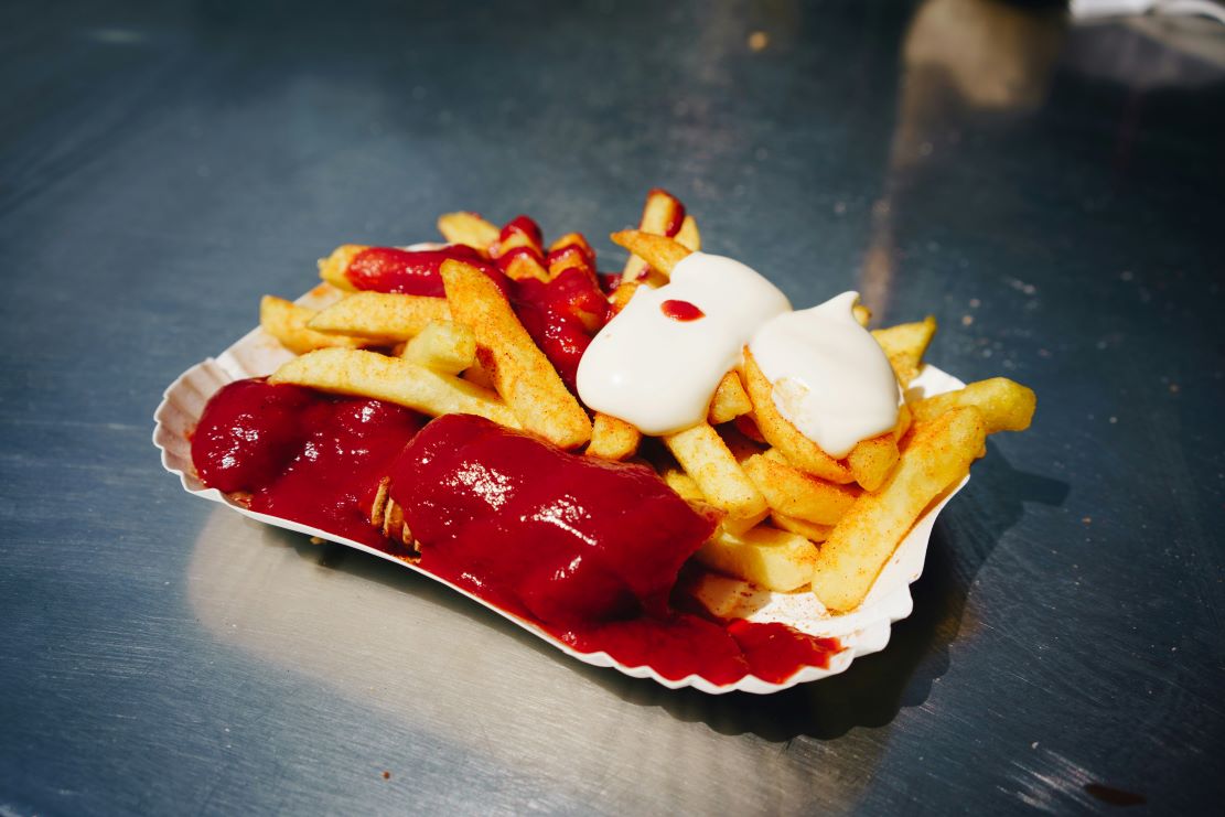 Currywurst mit Pommes