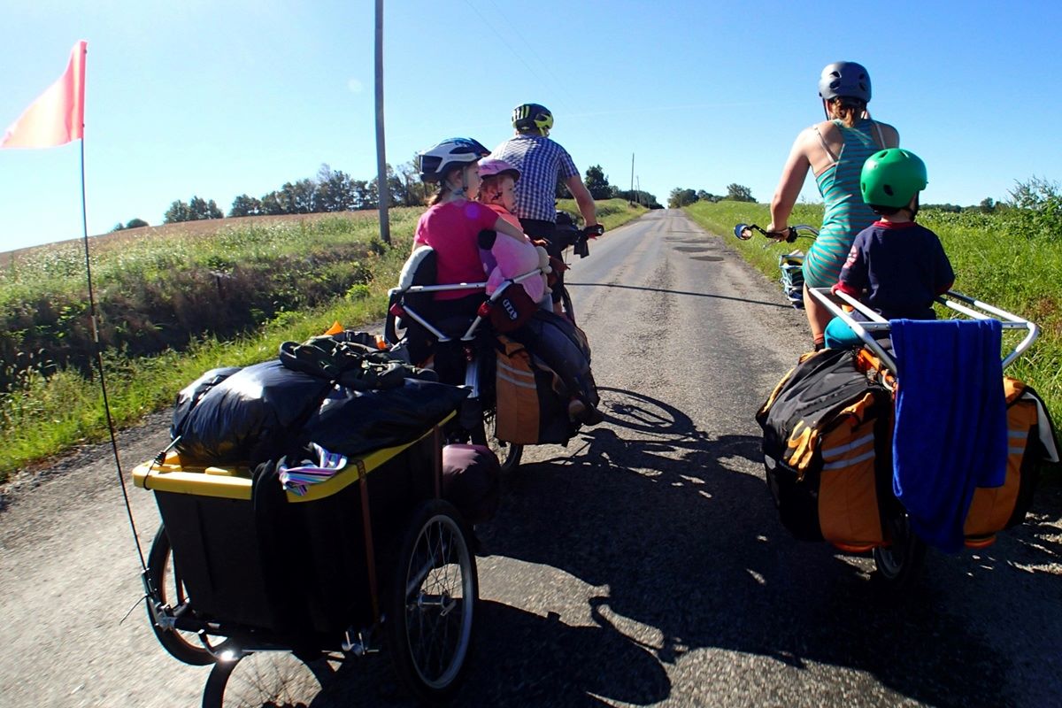 Family bike trip with children