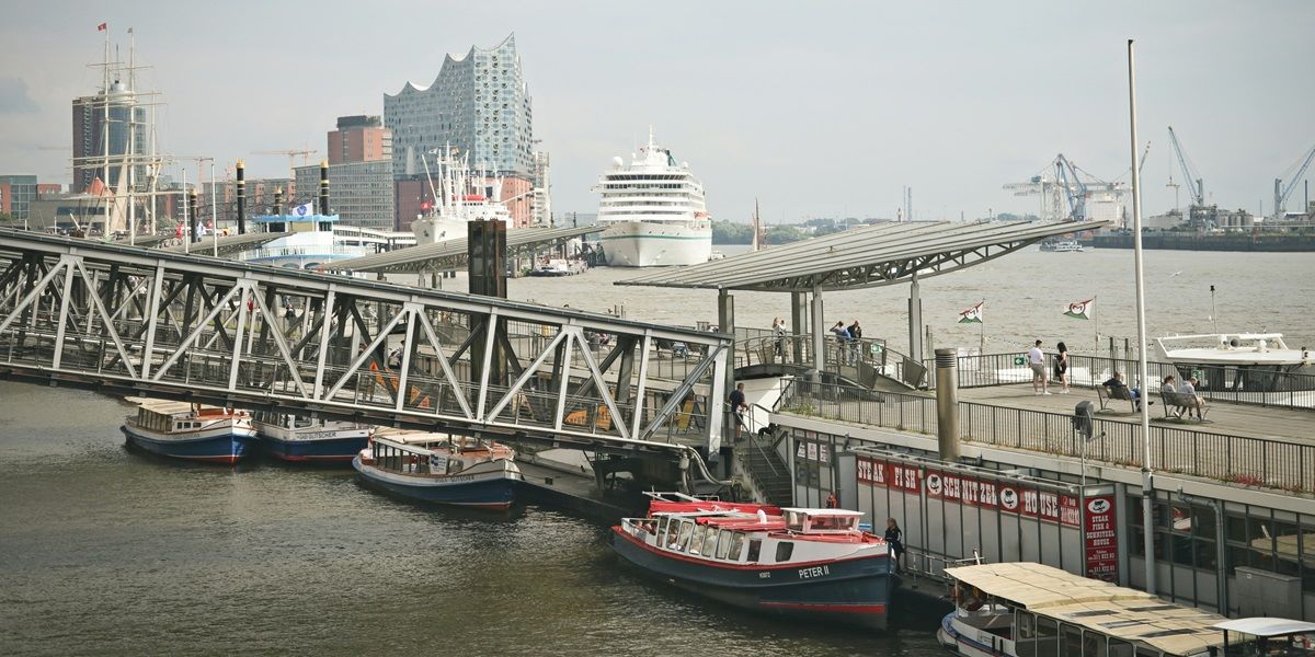 Hamburg Elbbrücken mit Kreuzfahrtschiff und Elbphilharmonie im Hintergrund